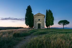 photo spots in Tuscany - Cappella Madonna di Vitaleta (Chapel )