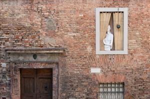 Tuscany photography spots - The Shy Lady on the Wall