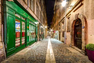 Beef street in the old Lyon by night.  It is a paved pedestrian street in the district of Old Lyon, in the 5th district of Lyon. Representative of Renaissance architecture of the district, it is bordered only by old houses, the sixteenth or seventeenth century. The street connects the stree of Gadagne which it extends after the square of 