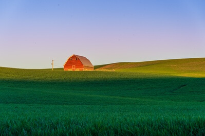 photos of Palouse - Red Barn on hill above Oakesdale Road