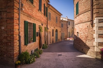 pictures of Tuscany - Chiusure , Hill top town