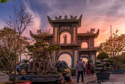 Dống Da instagram spots - Chua Linh Ung Temple