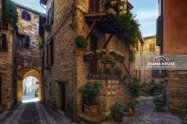 Spello, nestled in the heart of Umbria, is a delightful town brimming with charm. It's renowned for its enchanting alleyways adorned with an abundance of flowers. 