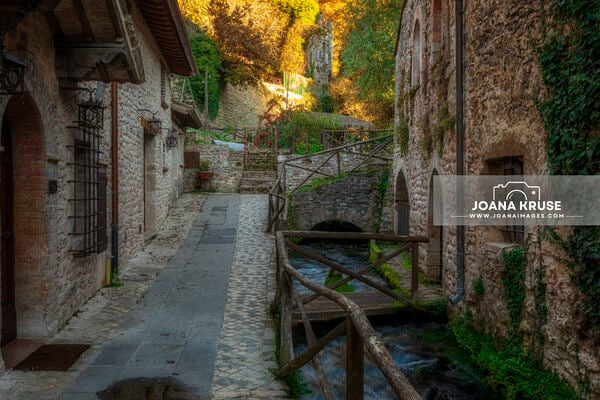 Rasiglia in Umbria is a small, charming village with an extraordinary history. It is known for its unique canals, which were built in the Middle Ages to power mills and factories.