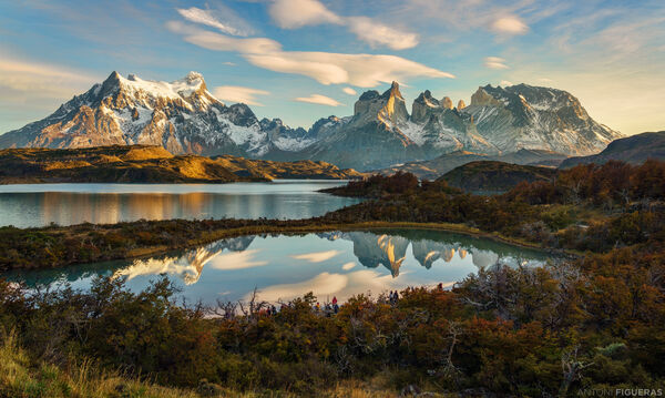 With the wind calm, incredible reflections of the mountains are obtained.